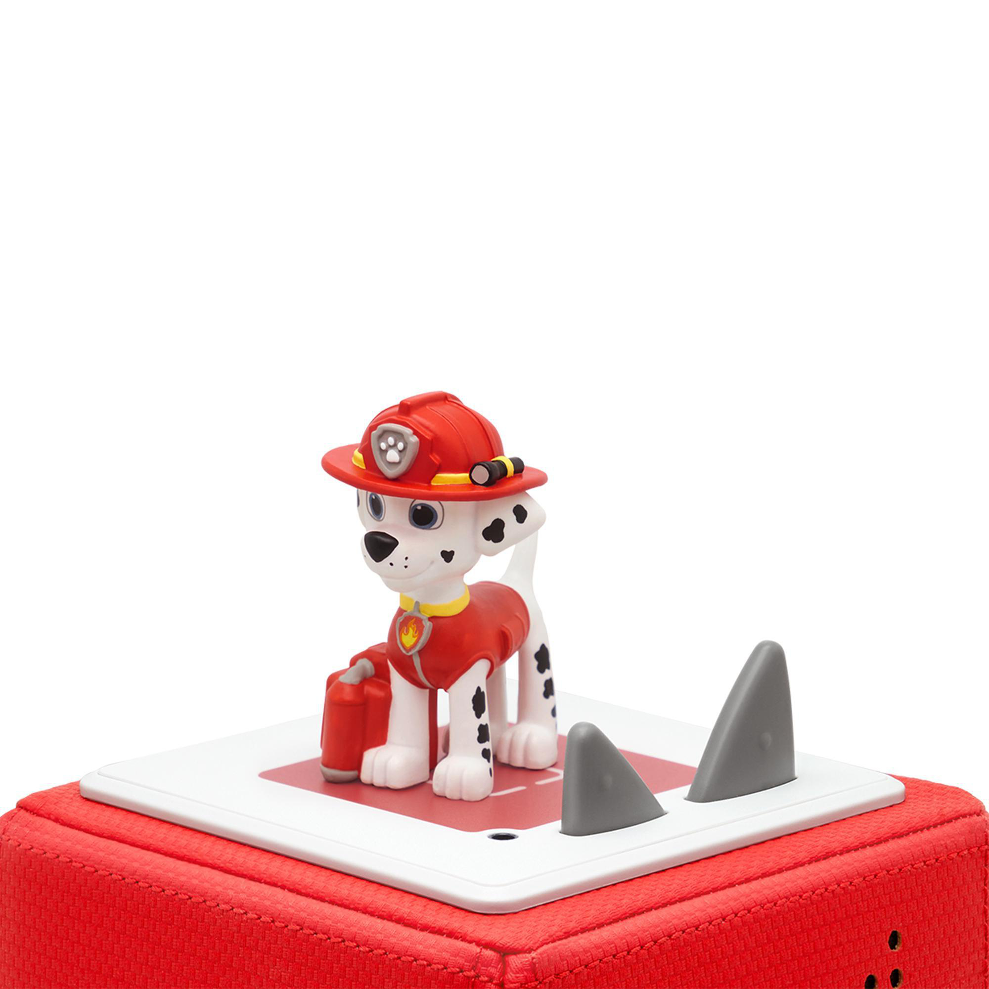 Ein Dalmatiner-Welpe in Feuerwehrmann-Uniform steht auf einer roten Basis mit Haifischflossen.