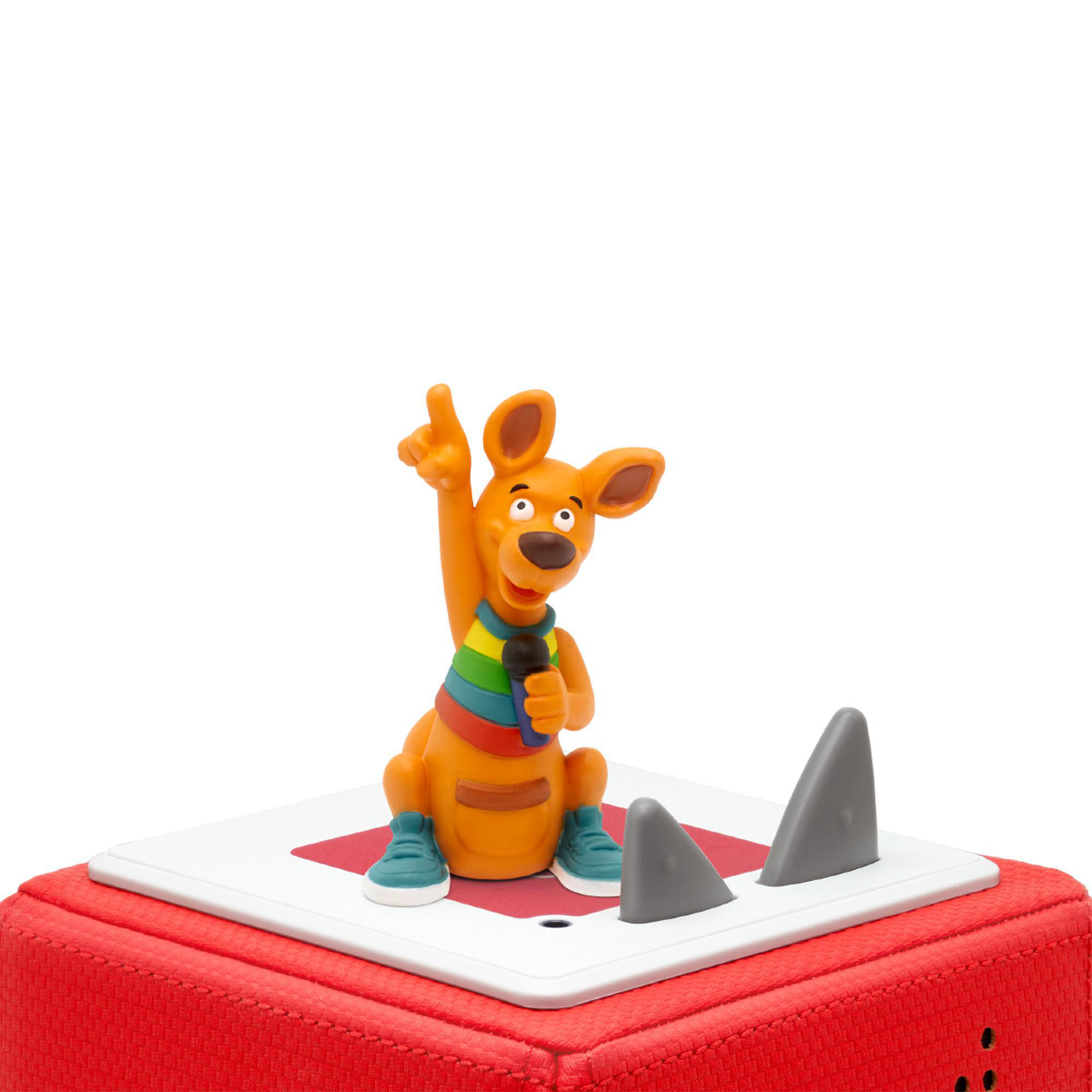 Ein Cartoon-Känguru mit Mikrofon auf roter Basis mit grauen Haifischflossen. Auf weißem Hintergrund.