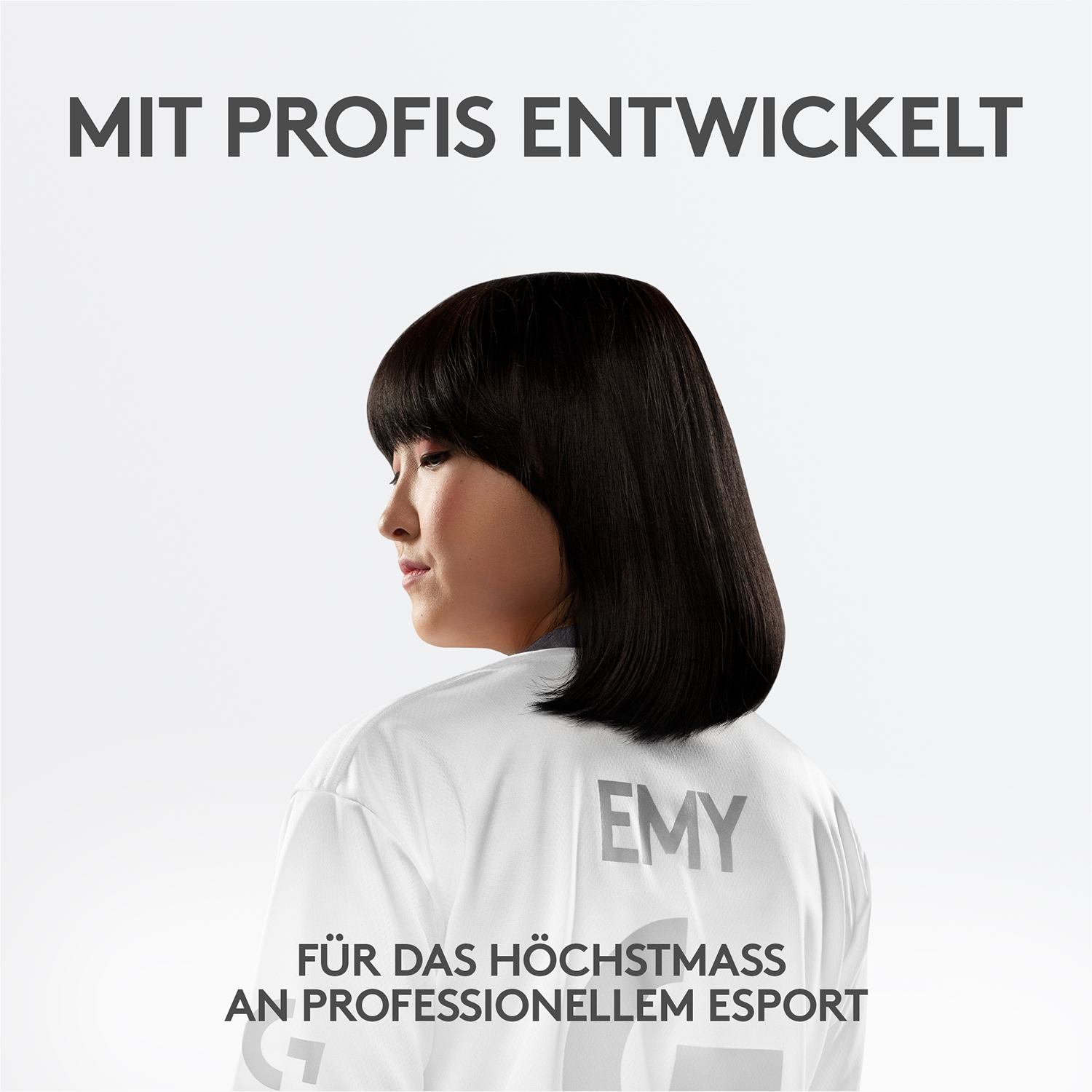 Frau mit dunklem Haar und weißem Hemd. Text im Hintergrund.
