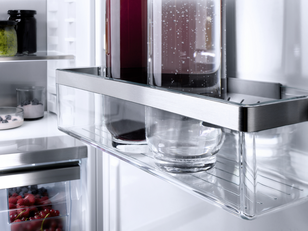 Intérieur d'un réfrigérateur avec des étagères en verre.