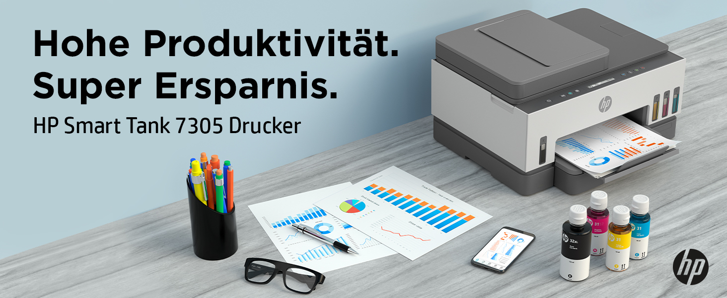 HP Smart Tank Drucker mit Papieren, Stiften und Tintenflaschen auf einem Holztisch.