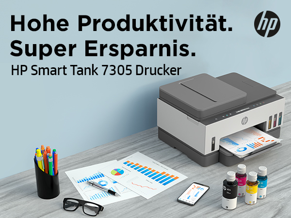 Drucker mit Dokumenten, Stiften und Telefon auf einem Schreibtisch. Text: 'Hohe Produktivität. Super Ersparnis'.
