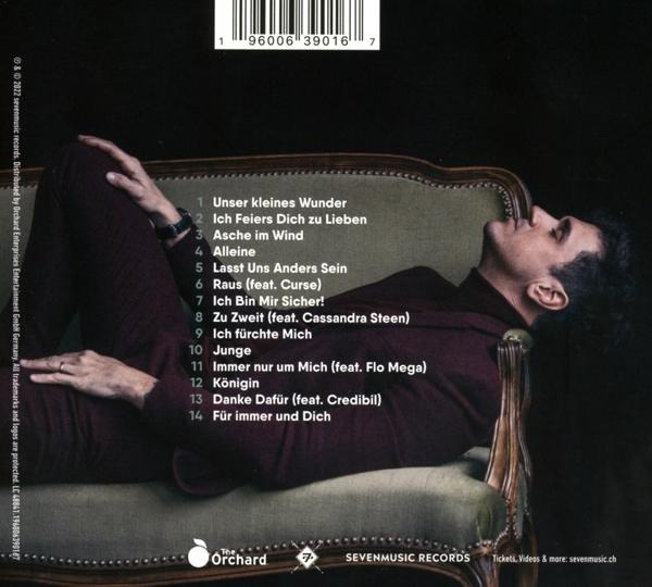 Albumcover, Mann liegt auf grünem Stuhl, Textüberlagerung mit Songtiteln.