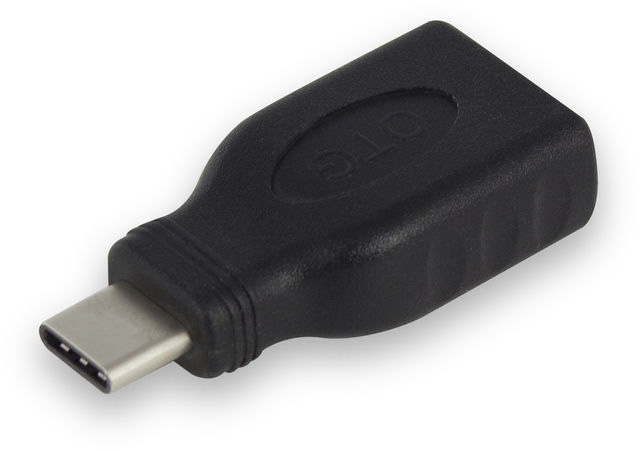 Fekete USB-C-USB-adapter, ezüst USB-C véggel, fehér háttérrel.
