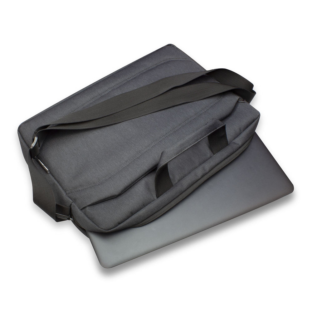 Szürke laptop egy szürke táskában. A táska nyitva van.