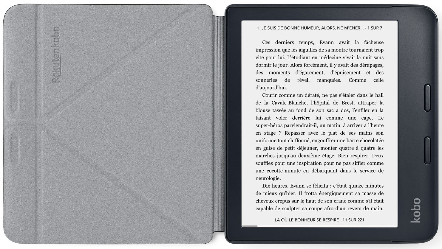Une liseuse Kobo avec son étui ouvert, affichant du texte. L'étui est gris clair.