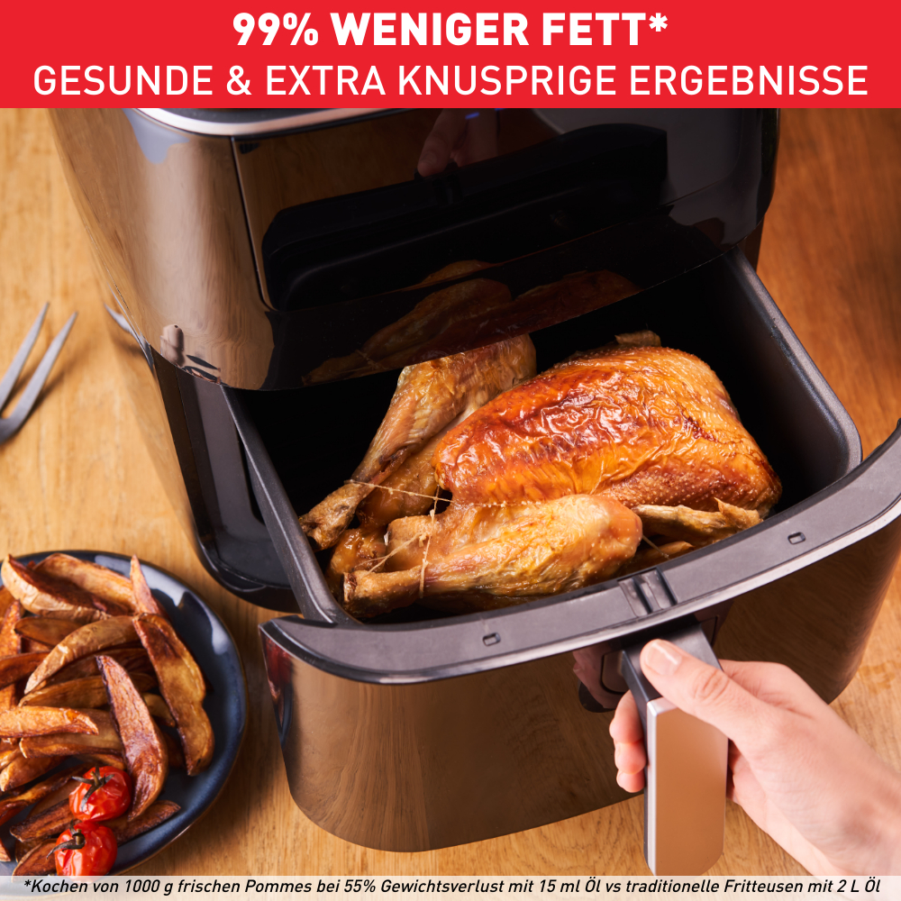 Heißluftfritteuse mit Brathähnchen und Kartoffeln, Textüberlagerung.