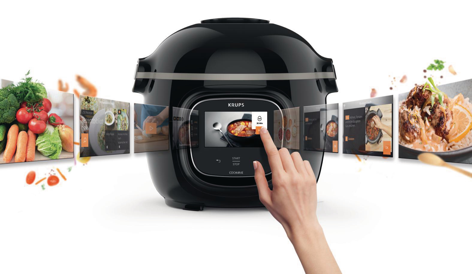 Schwarzer Krups Multi-Kocher mit Touchscreen, der ein Rezept anzeigt. Umgebende Bildschirme zeigen andere Rezepte.