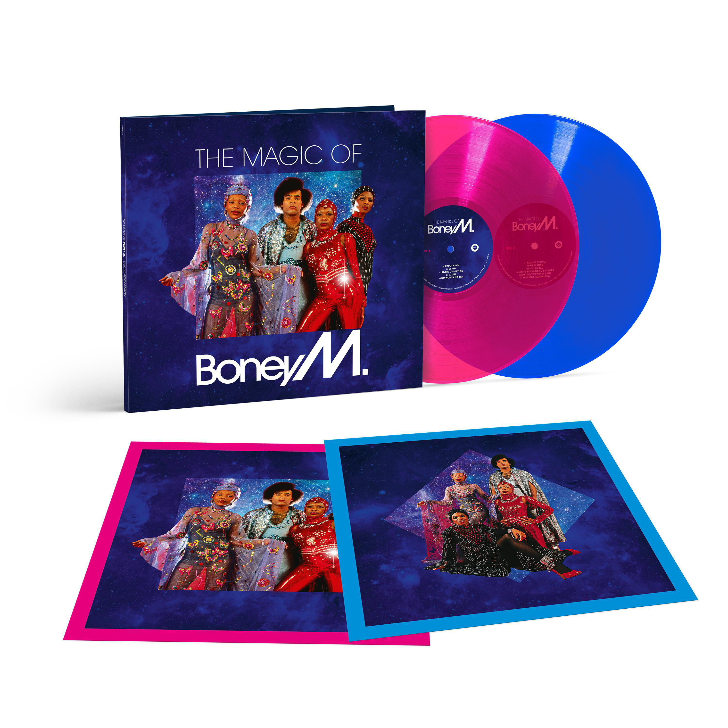Ein Vinyl-Schallplatten-Albumcover und zwei Schallplatten, eine rosa und eine blaue. Das Cover liegt auf einer weißen Oberfläche.