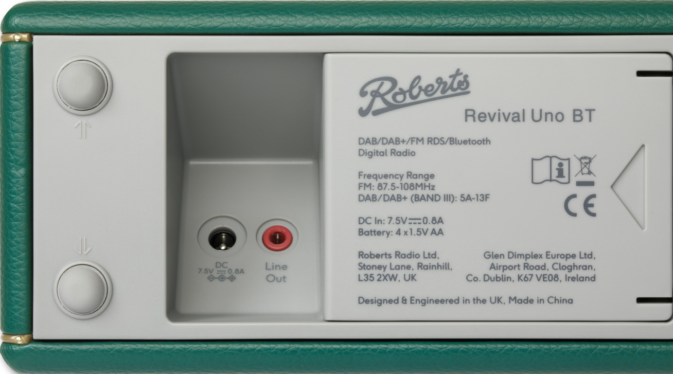 Rückseite eines grünen Roberts Revival Uno BT Radios mit Anschlüssen und Beschriftungen.