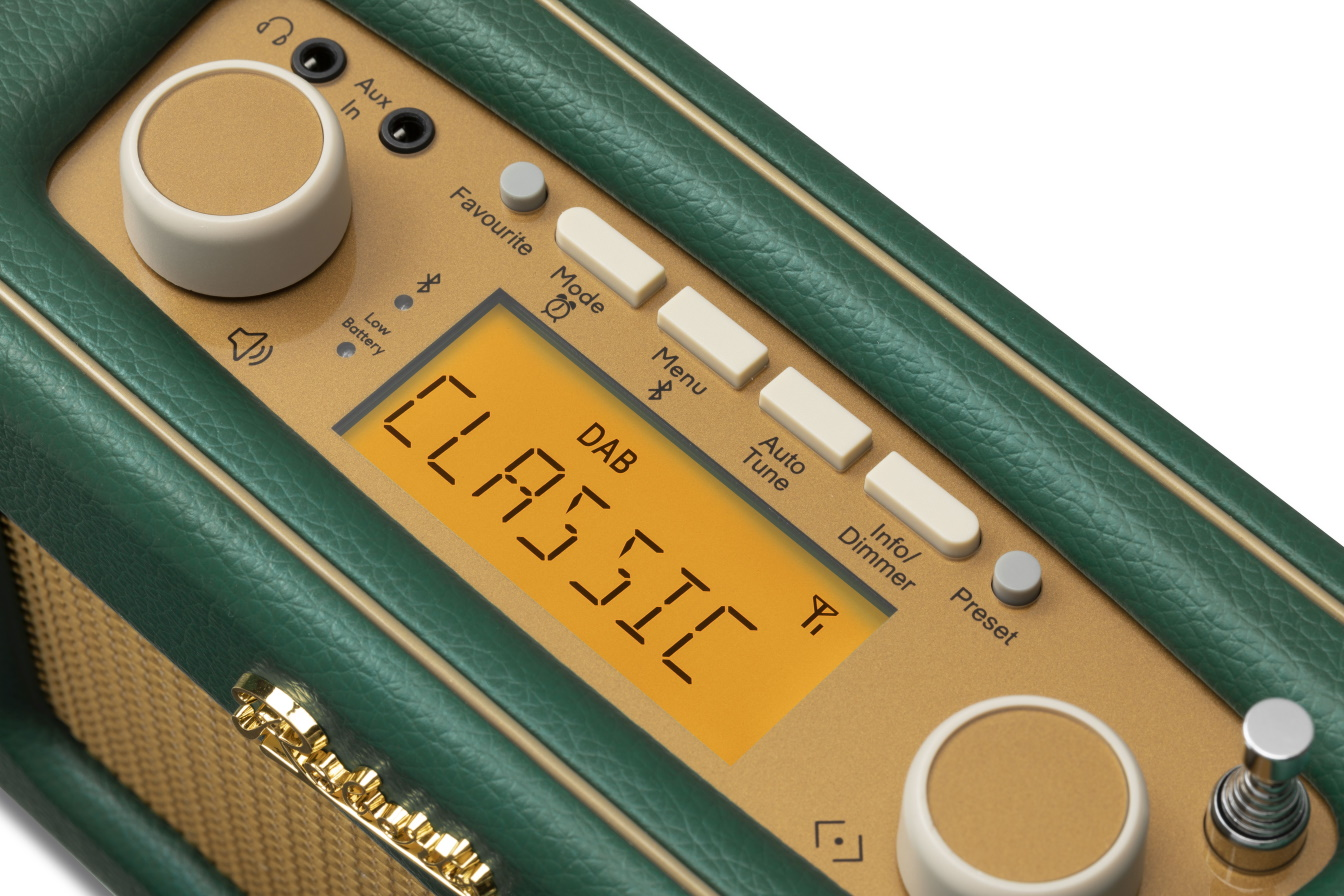 Ein grünes DAB-Radio mit goldenem Display, das "CLASSIC" anzeigt.