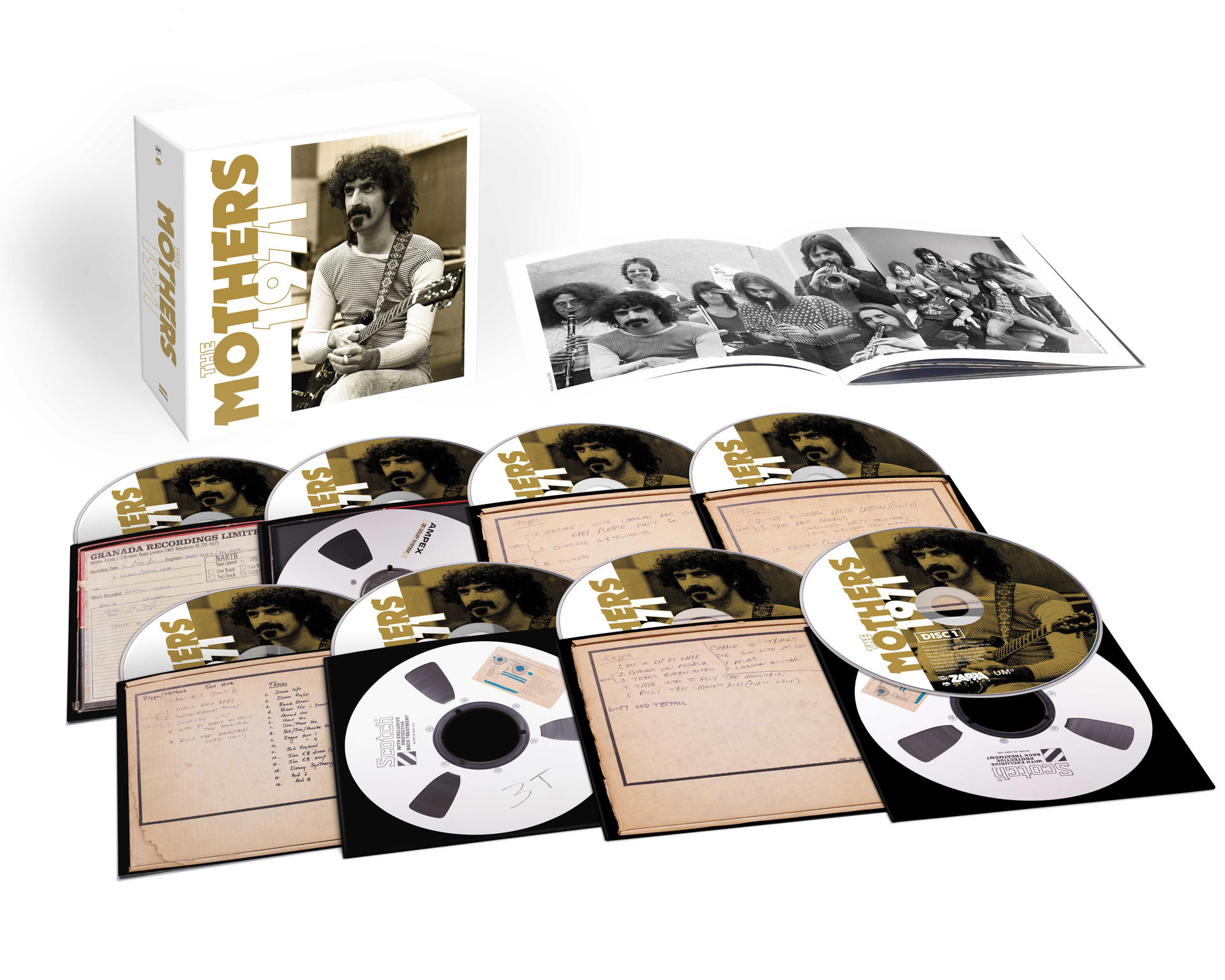 The Mothers of Invention albumek gyűjteménye. Több CD és egy könyv látható.