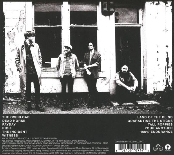 Fekete-fehér CD-borító, a zenekar tagjaival egy épület előtt.