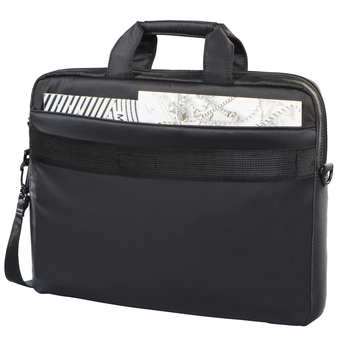 Schwarze Laptoptasche mit Griff und Riemen. Papiere in der Vordertasche sichtbar.