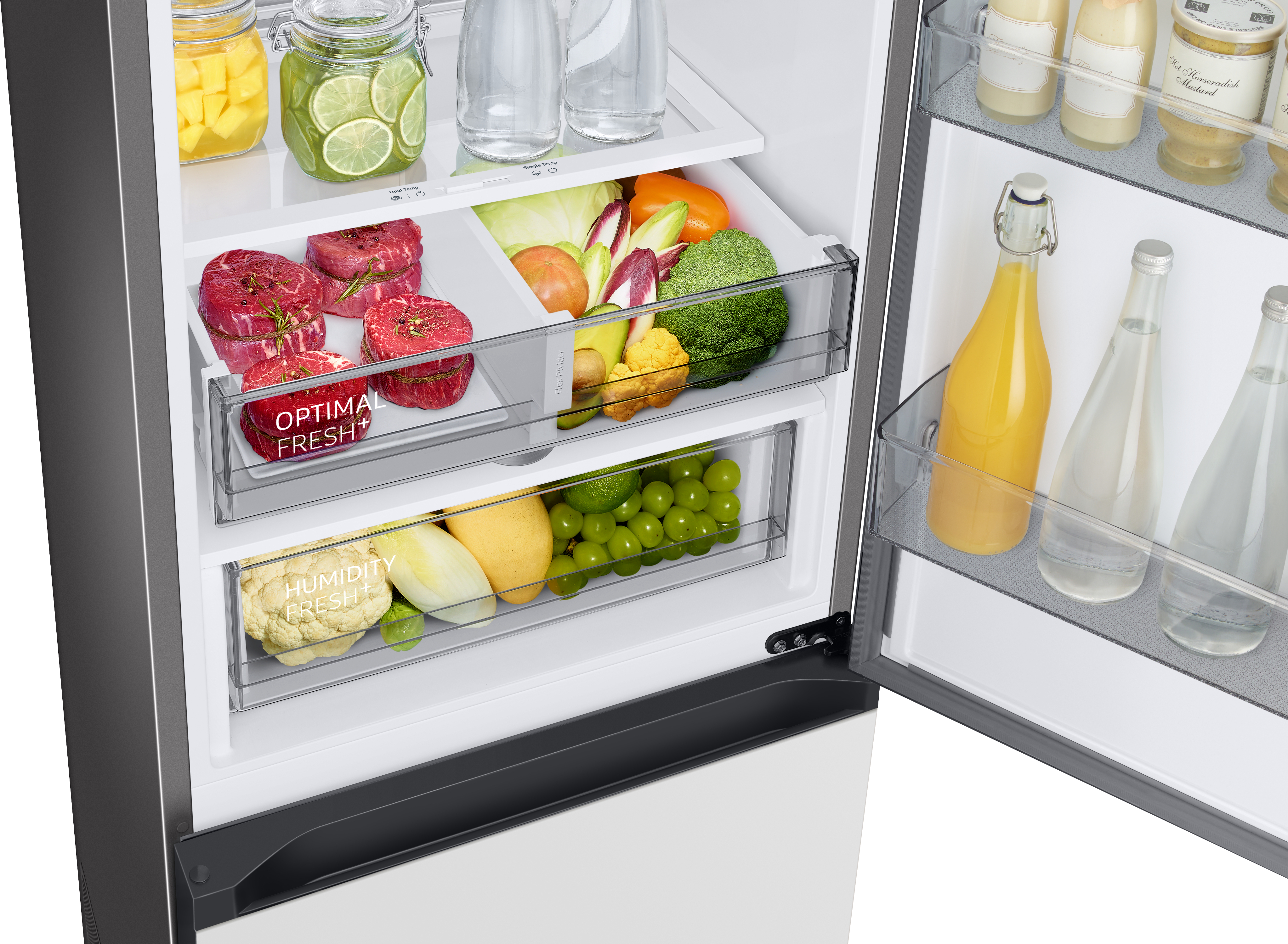 Im Kühlschrank werden frische Lebensmittel auf Regalen und Schubladen ausgestellt.