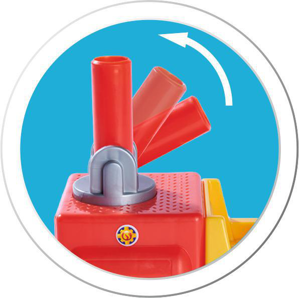 Ein rot-gelber Spielzeug-LKW mit rotierendem rotem Teil oben, in einem blauen Kreis.