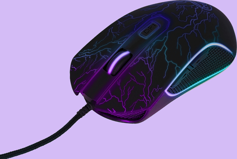 Zwarte gamingmuis met bliksemontwerp. Paarse en blauwe lichten op lavendel achtergrond.