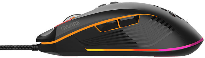 Zwarte en oranje gamingmuis met een getextureerd oppervlak, zijknoppen en verlichte accenten.