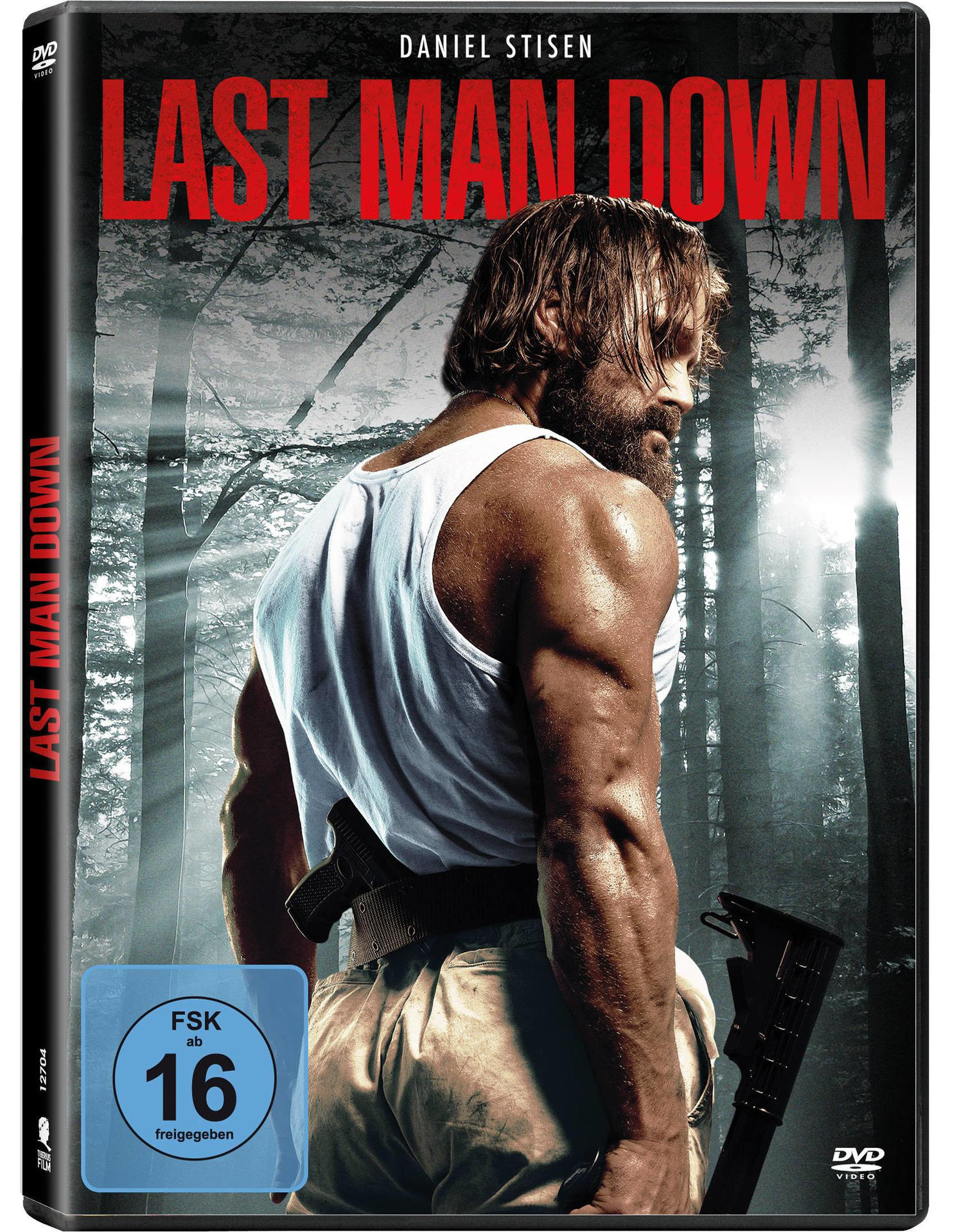 DVD-Cover mit einem Mann, der eine Waffe und eine Axt hält, in einer Waldumgebung.