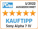 Un badge con cinque stelle e il testo 'KAUFTIPP' e 'Sony Alpha 7 IV'.