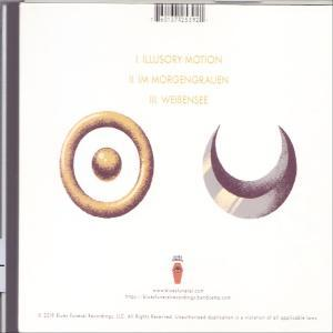CD-Rückseite. Goldring- und Monddesign. Weißer Hintergrund.