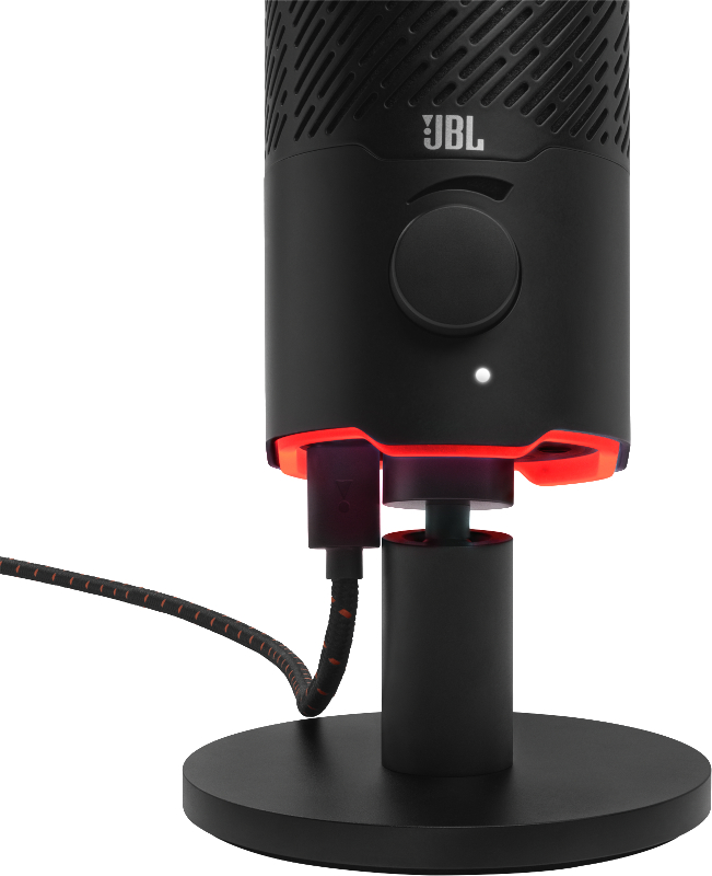 Ein schwarzes JBL-Mikrofon mit rotem Sockel, Lautstärkeregler und angeschlossenem Kabel. Es steht auf einem schwarzen kreisförmigen Sockel.