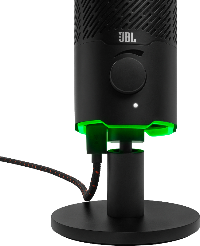Ein schwarzes JBL-Mikrofon mit grünem Sockellicht. Ein Kabel ist angeschlossen. Es steht auf einem runden, schwarzen Ständer. Das Logo ist sichtbar.
