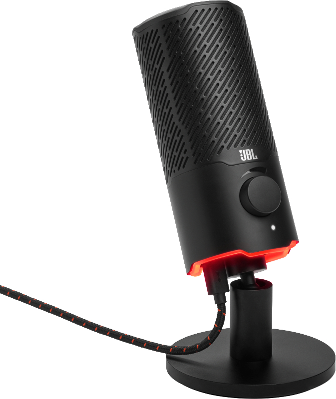 Ein schwarzes JBL-Mikrofon mit Mesh-Oberteil, Lautstärkeregler und roten Akzenten. Es ist mit einem Sockel mit gemustertem Kabel verbunden.