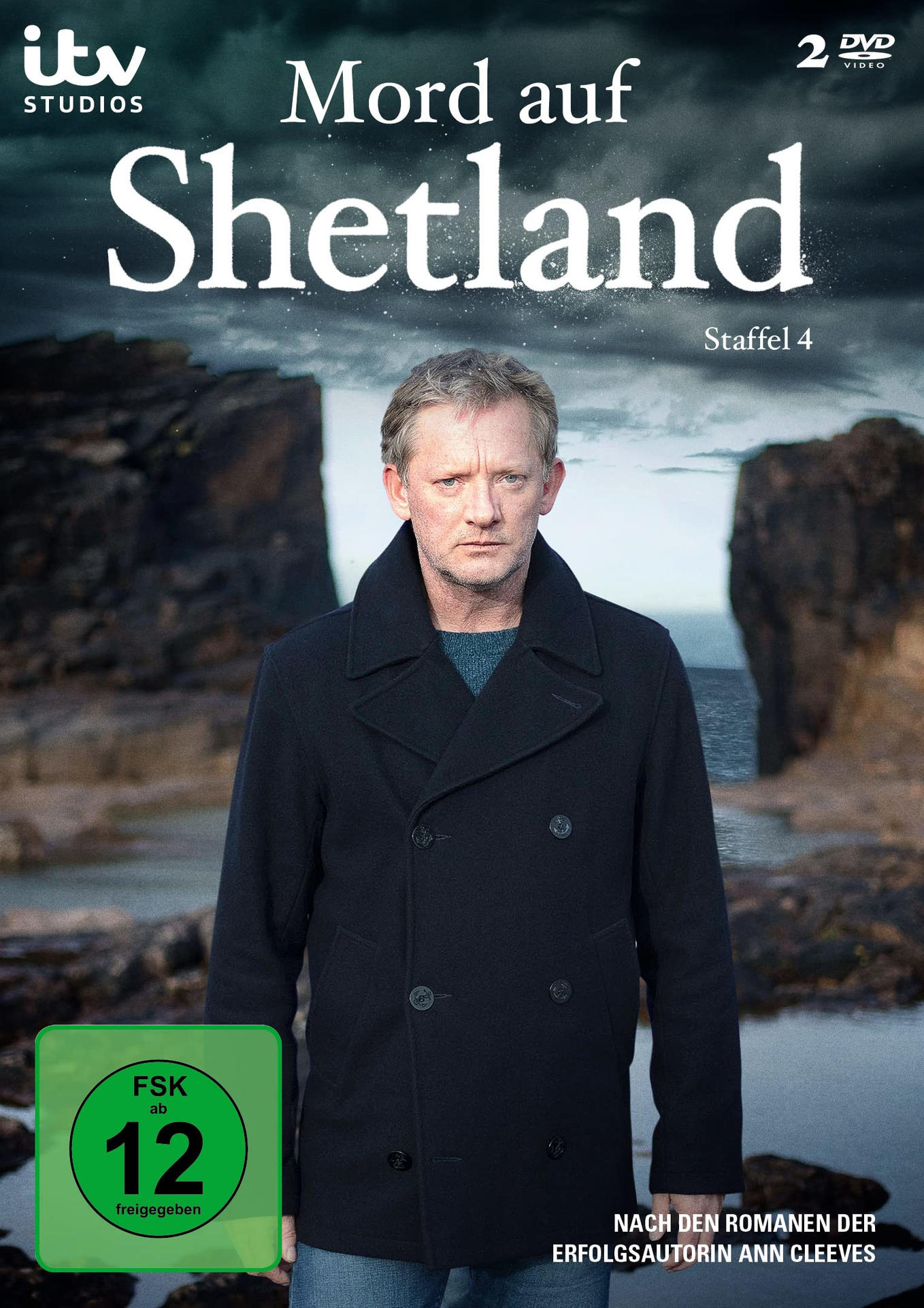 Filmcover 'Mord auf Shetland'. Ein Mann in einem schwarzen Mantel steht am Ufer.