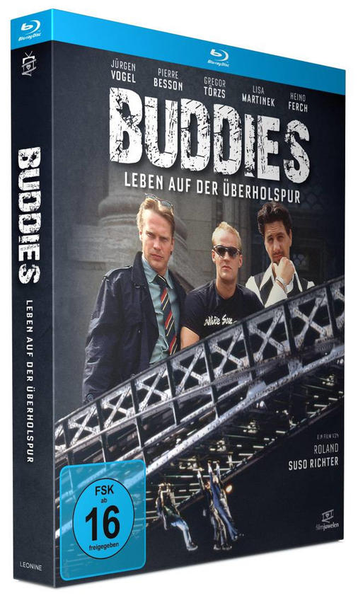 Blu-ray-Filmcover mit drei Männern auf einer Brücke. Der Titel lautet 'Buddies'.