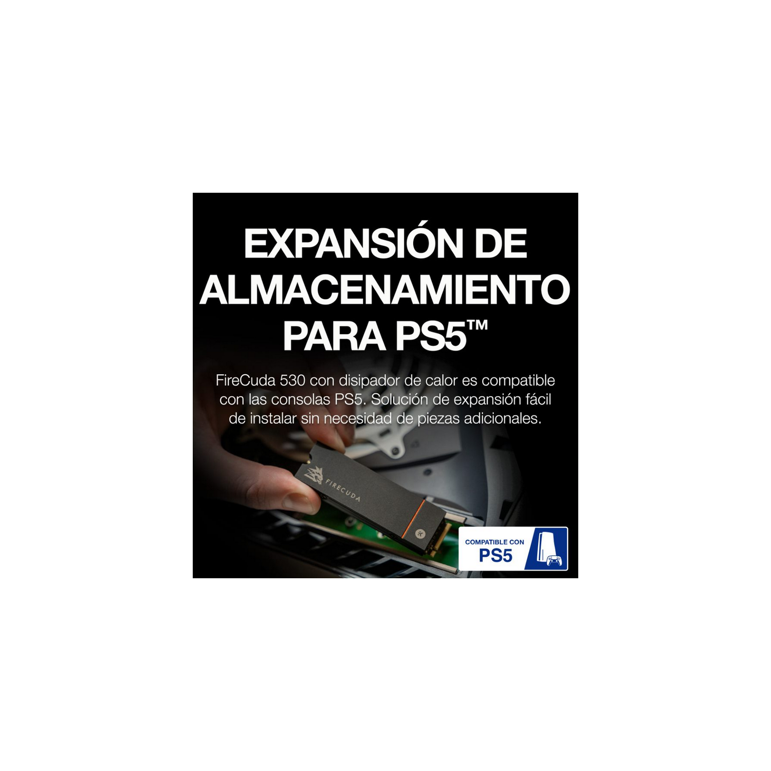 Texto sobre fondo blanco: Expansión de almacenamiento para PS5. Una mano sostiene un dispositivo de almacenamiento.