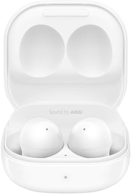 Fehér fülhallgató tok két fülhallgatóval. Fehér háttér, Sound by AKG szöveg.