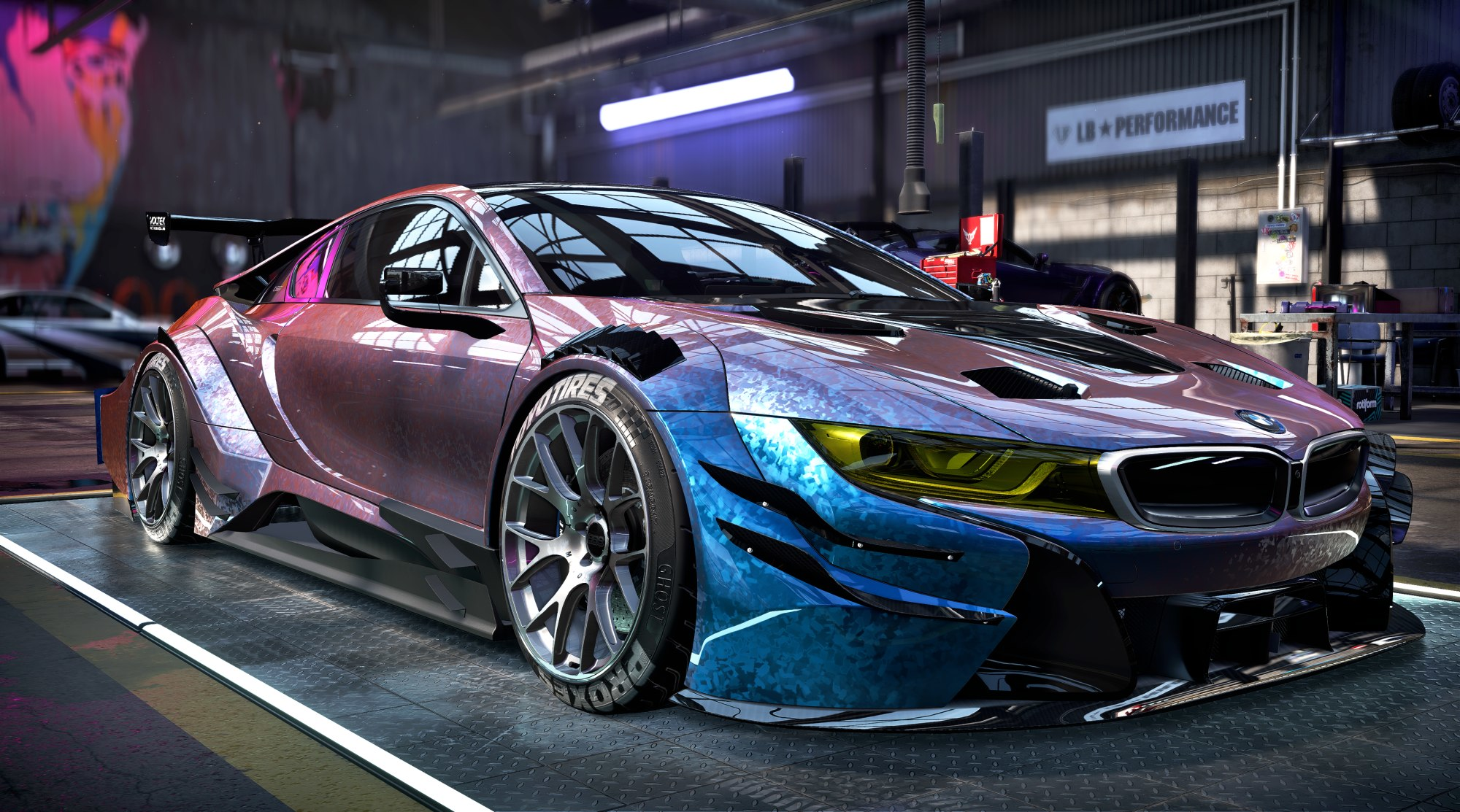 Kundenspezifisches Sportauto in einer Garage mit Werkzeugen und Ausrüstung.