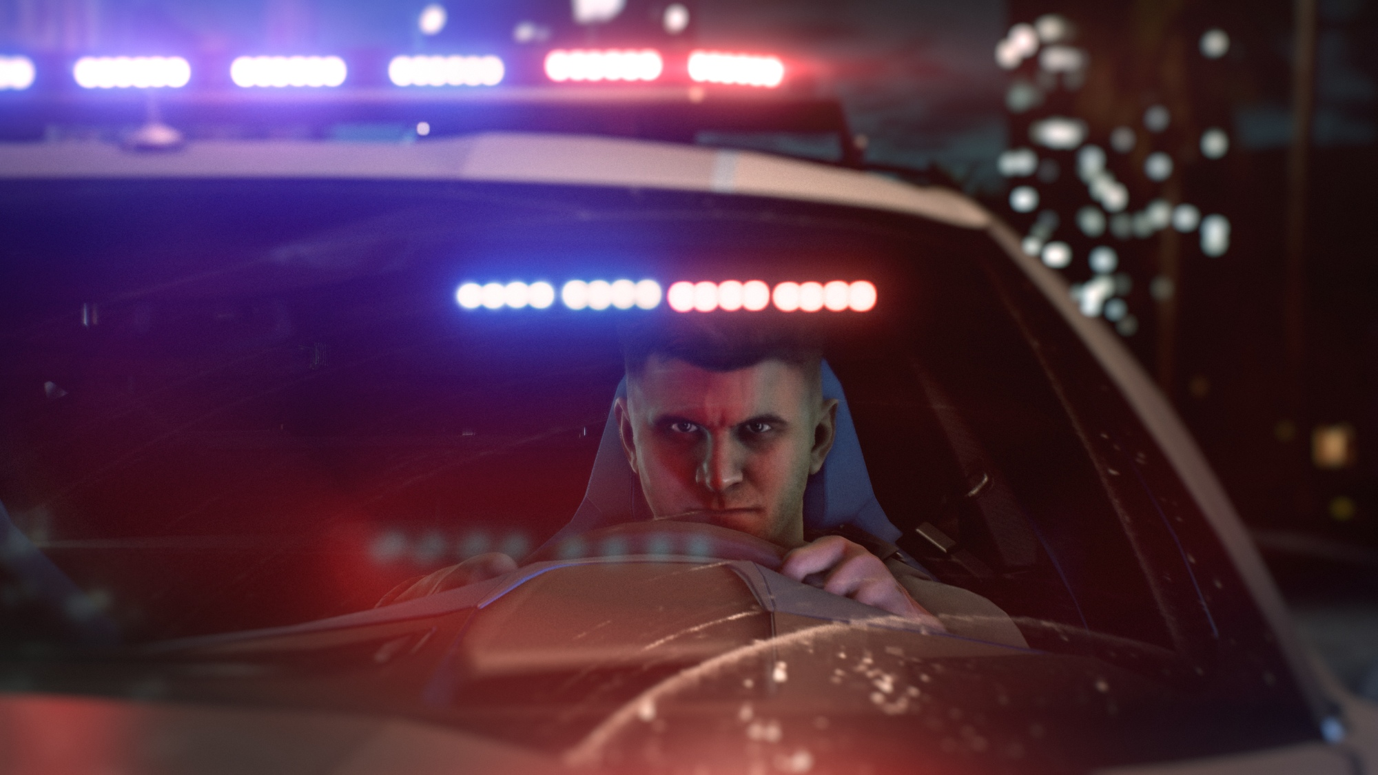 Ein Polizist in einem Auto mit Blaulicht. Er schaut in die Kamera.
