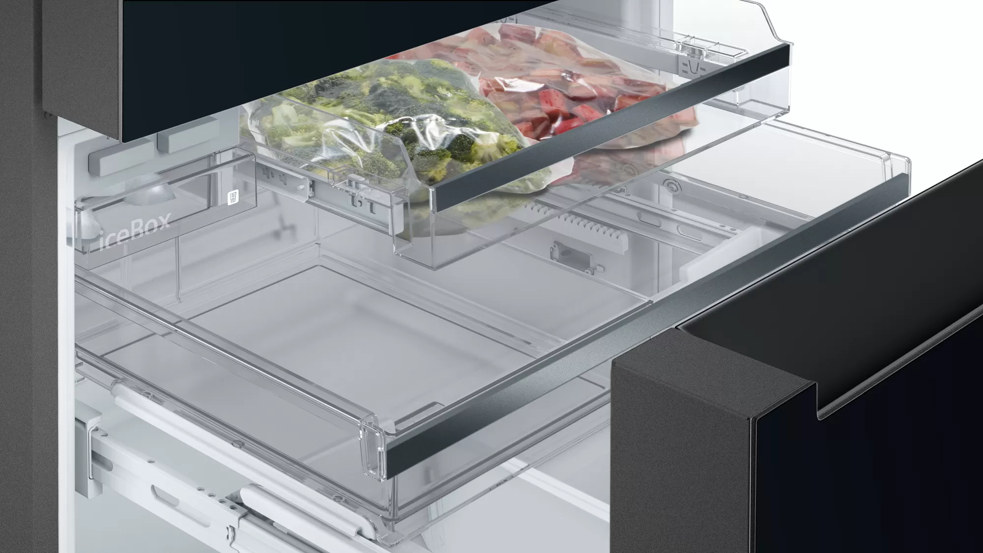 In einem Kühlschrank, mit einer Gefrierschublade, die Beutel mit Brokkoli und Fleisch enthält. Der Hintergrund ist dunkel.