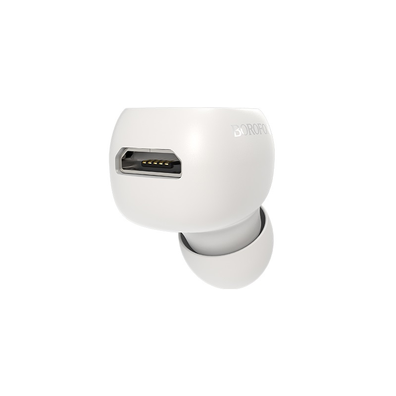 Fehér fülhallgató USB-C porttal, fehér háttéren.