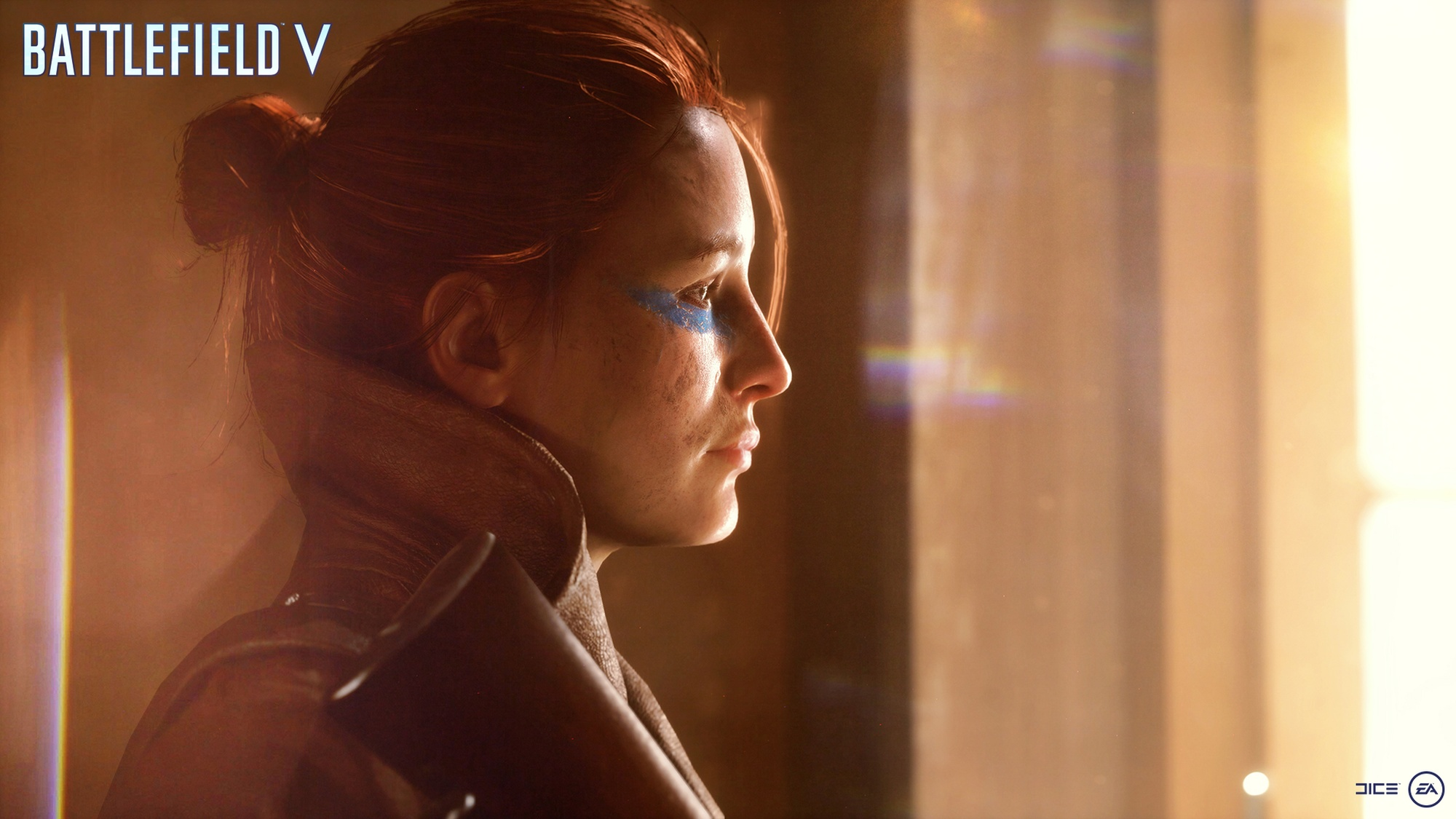 Gros plan du profil d'une femme, jeu Battlefield V. Elle a les cheveux roux, du maquillage bleu et une expression sérieuse.