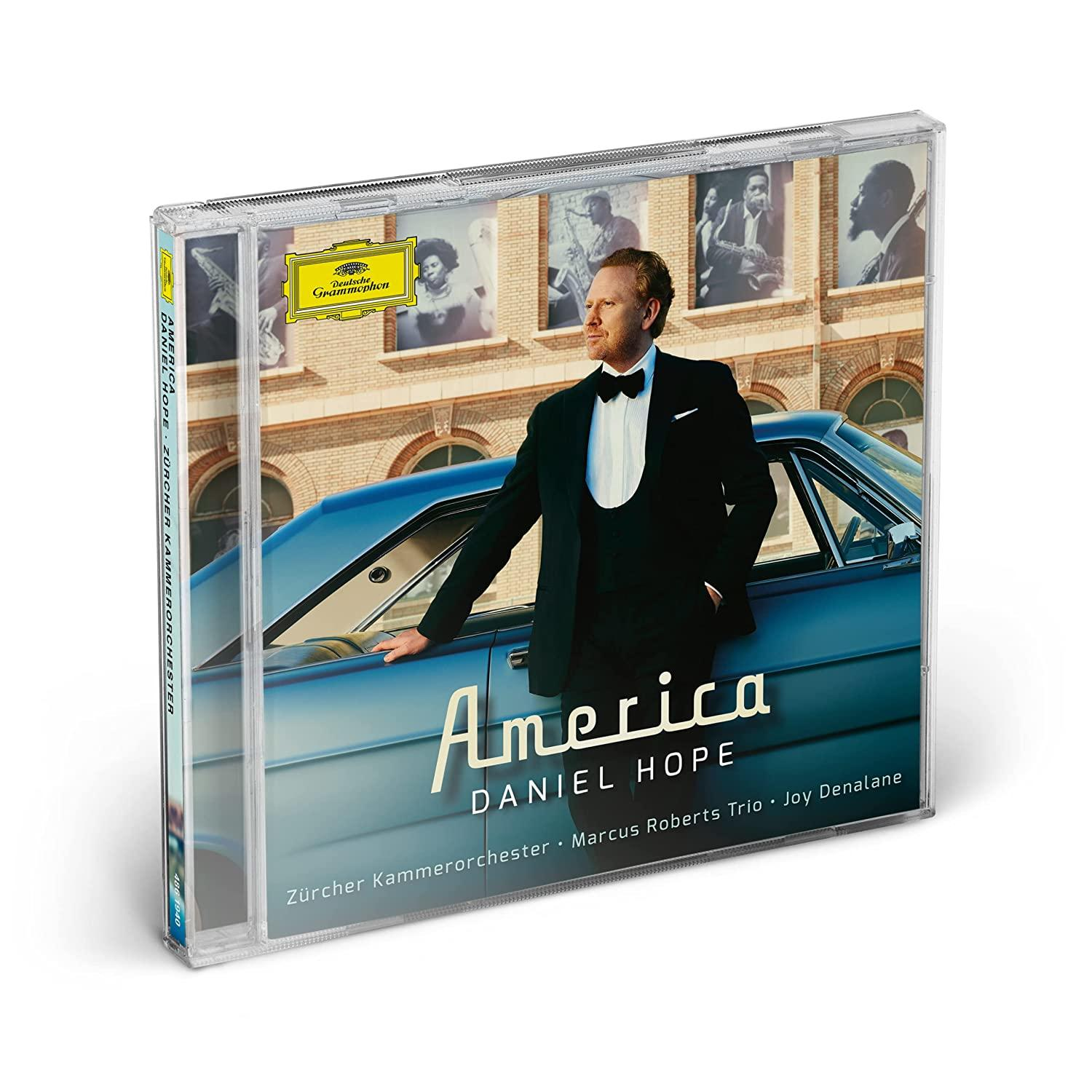 CD-Cover mit Daniel Hope, im Anzug, lehnt an einem blauen Auto, Album 'America'.