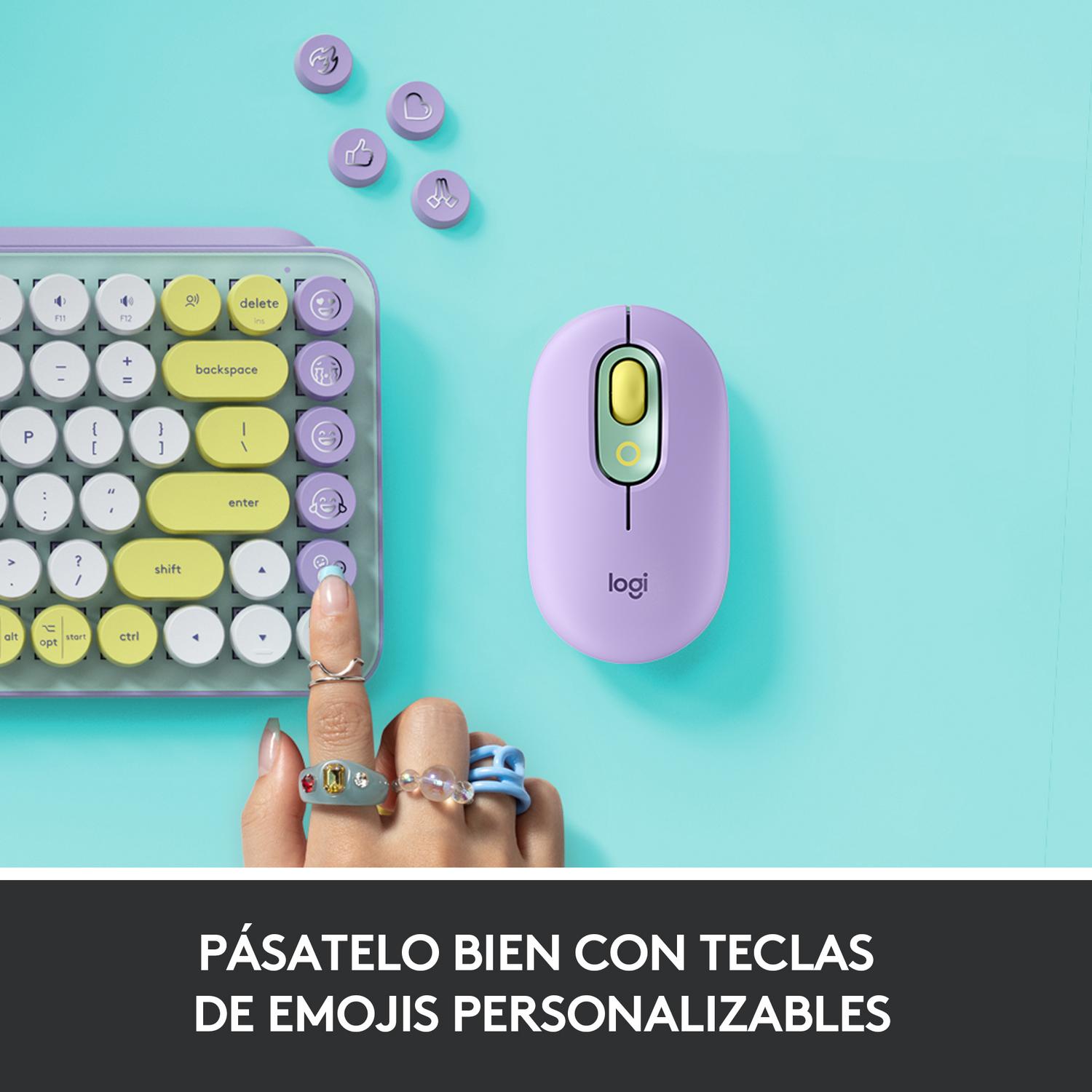 Un teclado y un ratón morados con una mano y botones, sobre una superficie azul.