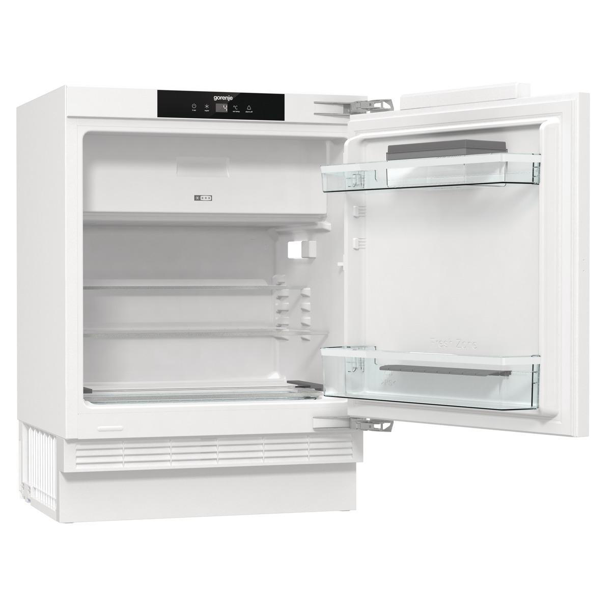 Ein weißer Kühlschrank mit offener Tür, die Regale und Schubladen zeigt. Oben befindet sich ein Bedienfeld.