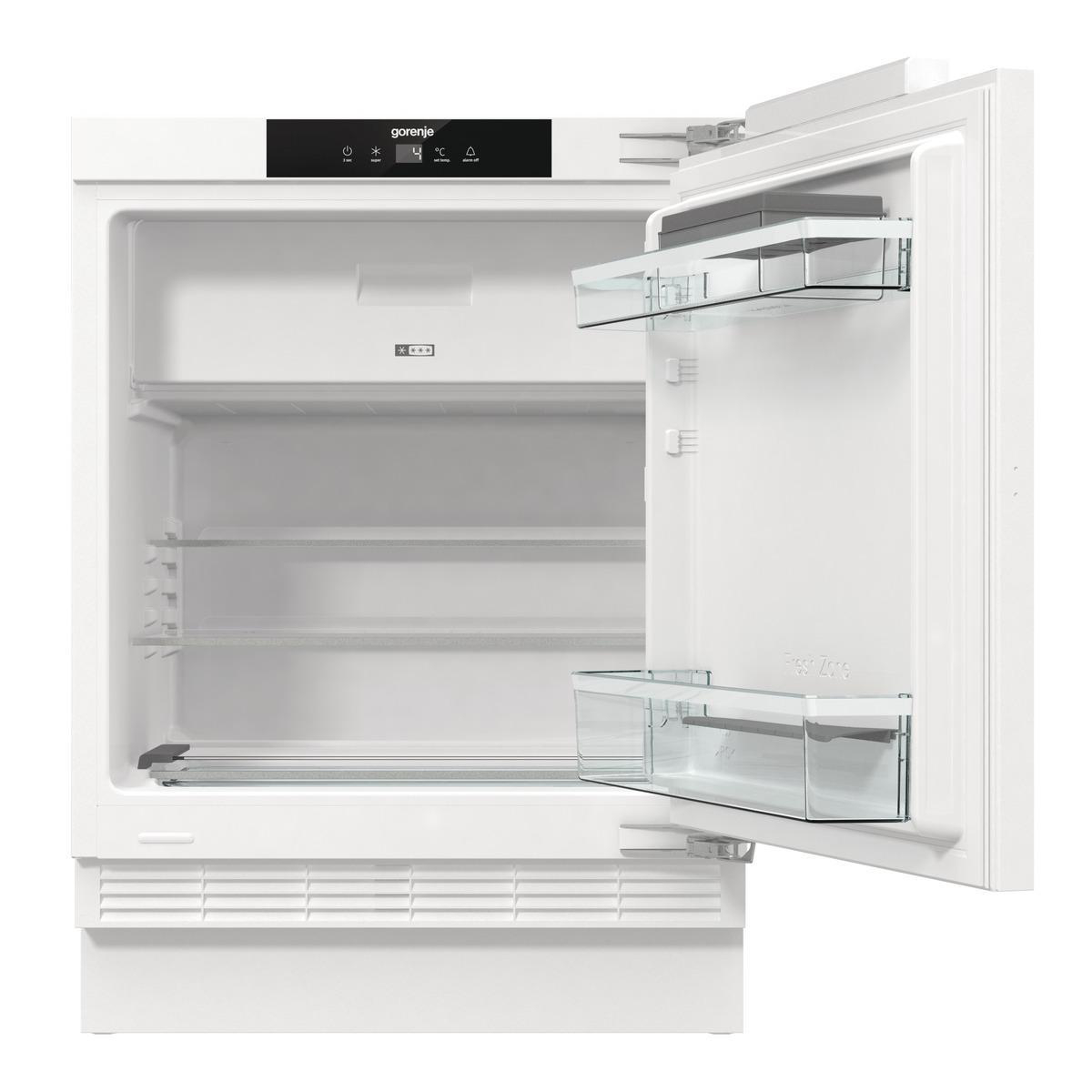 Weißer offener Kühlschrank mit Regalen. Die Tür ist offen. Der Hintergrund ist weiß.