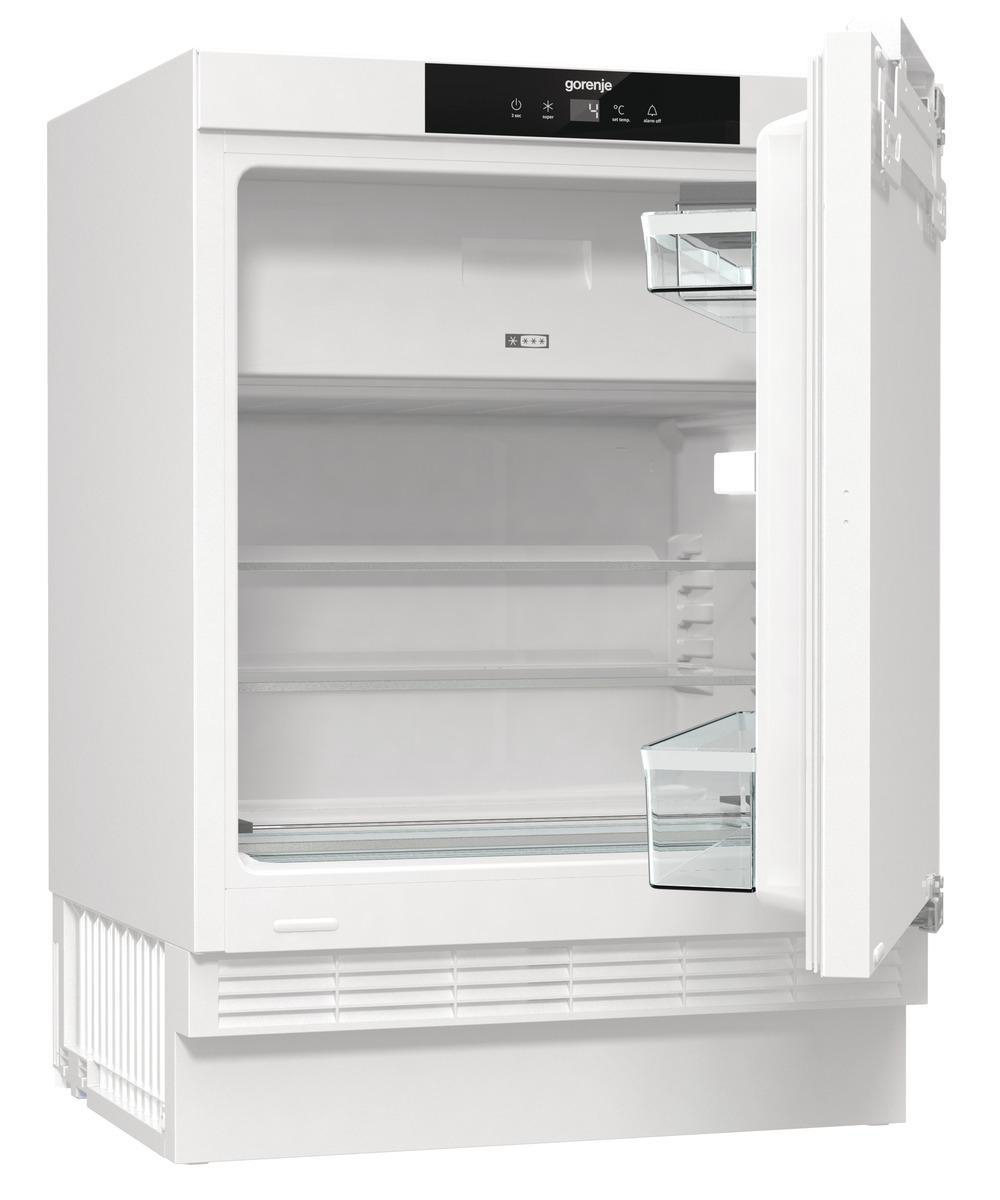 Weißer Einbaukühlschrank mit offener Tür, Innenraum sichtbar. Bedienfeld oben.