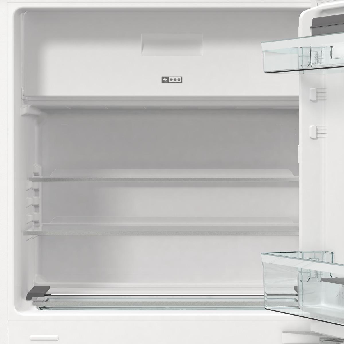 Leerer weißer Kühlschrank mit Glasböden, Tür offen.
