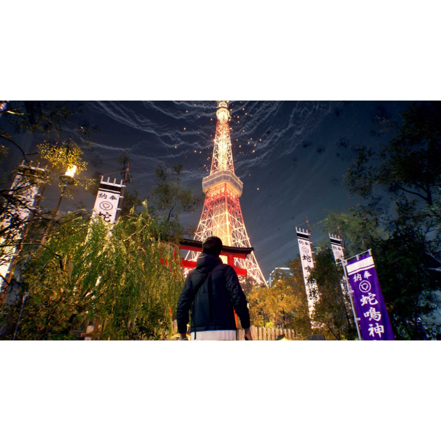 Persona mirando la Torre de Tokio por la noche.