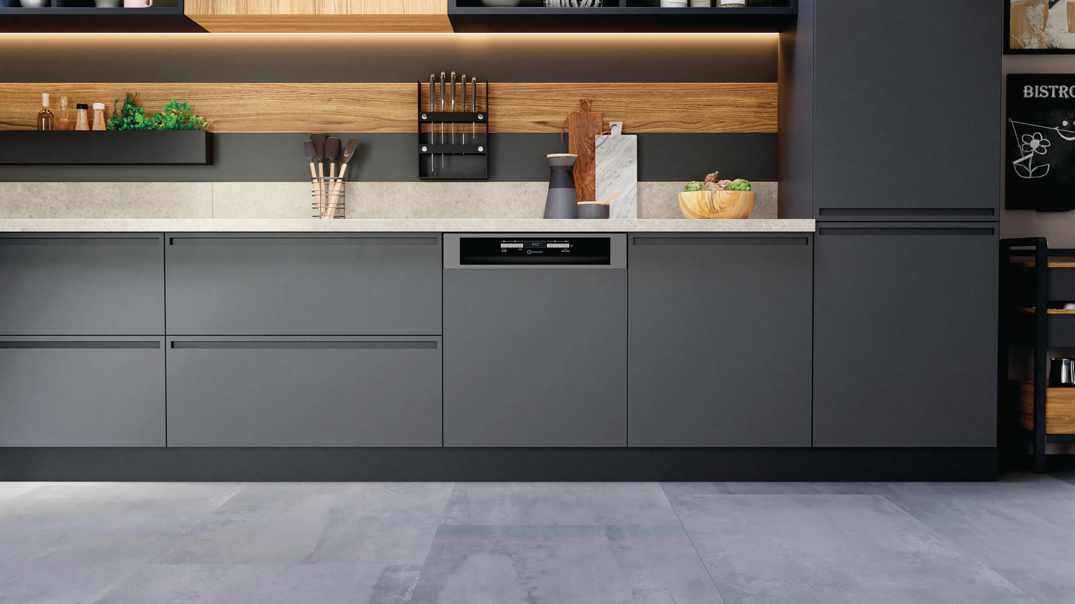 Modernes Kücheninterieur mit grauen Schränken und einem Einbaugeschirrspüler.