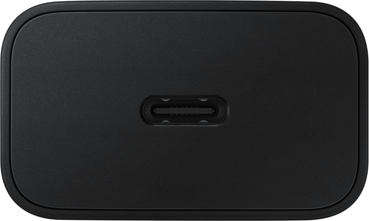 Fekete USB-C töltő, fókuszban a port, közelkép.