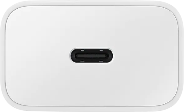 Egy fehér USB-C töltő, egyetlen USB-C porttal az elején.