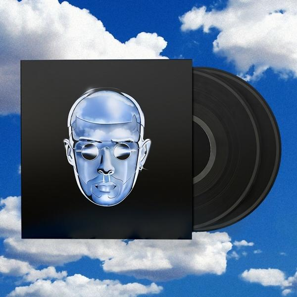 Pochette d'album avec visage bleu métallique et disques vinyles noirs sur fond de ciel.