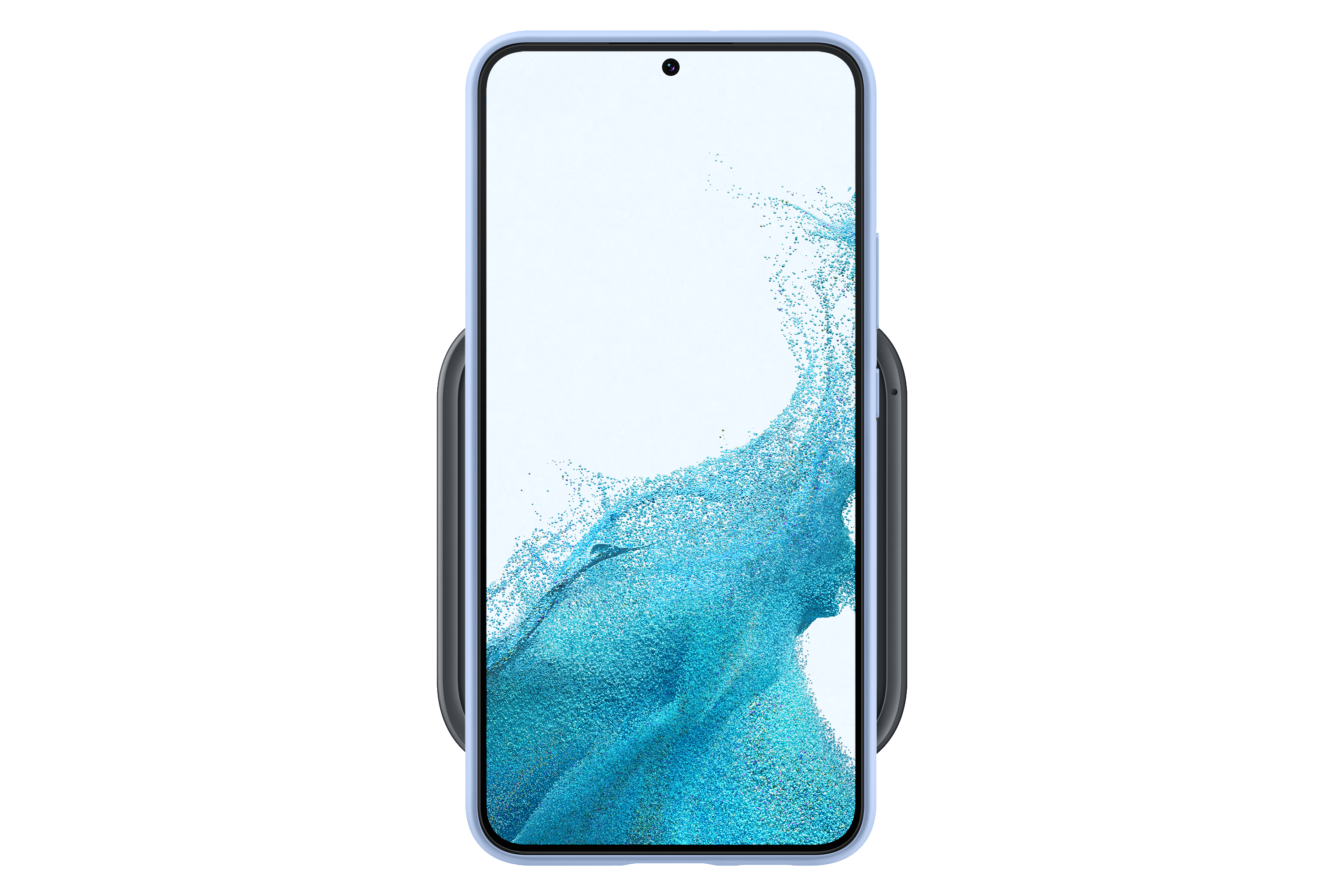 Samsung S22-Telefon in einer blauen Hülle auf einem kabellosen Ladegerät. Der Hintergrund ist weiß.