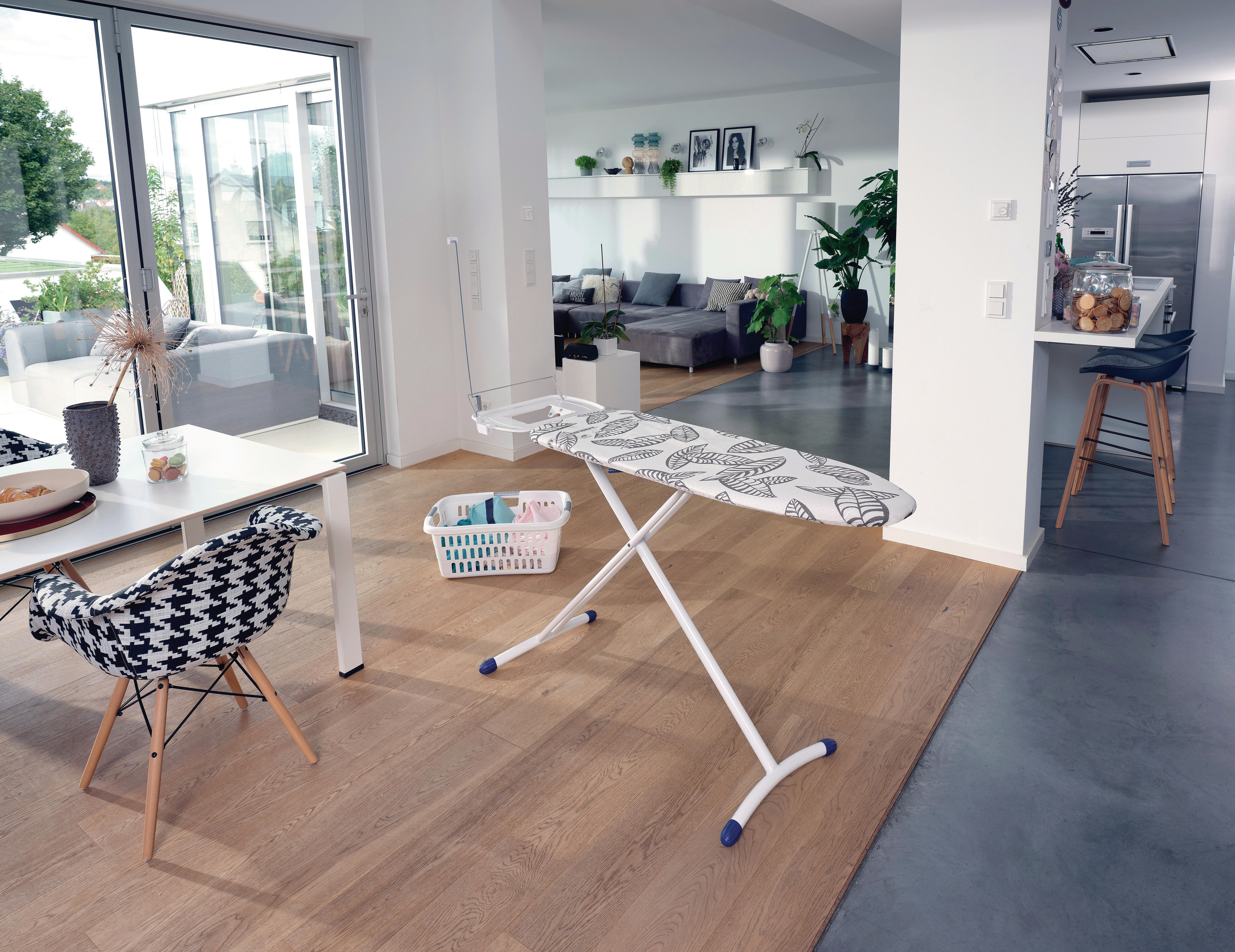Ein modernes Interieur mit einem Bügelbrett auf einem hellen Holzboden.